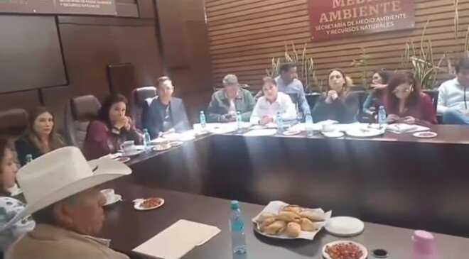 Habitantes que están en contra del nuevo basurero regional, acudieron a manifestarse en la capital del estado y se reunieron con autoridades de la Semarnath