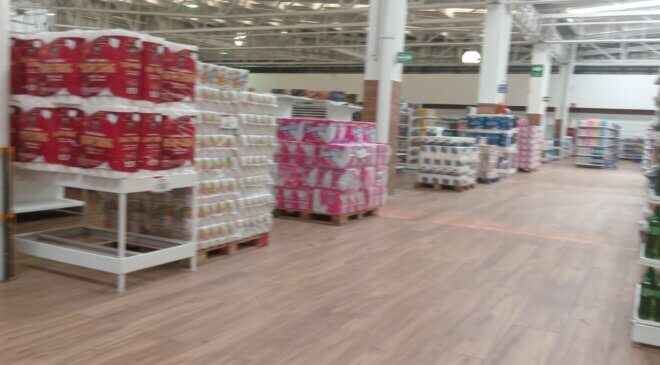 Ciudad Cooperativa Cruz Azul retoma poco a poco su vida cotidiana; el Centro Comercial vuelve a llenarse de productos, principalmente alimentos