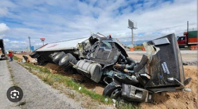 Un pesado tráiler se volcó en la México-Querétaro y en su interior quedó un hombre sin vida, mientras que el conductor no fue localizado