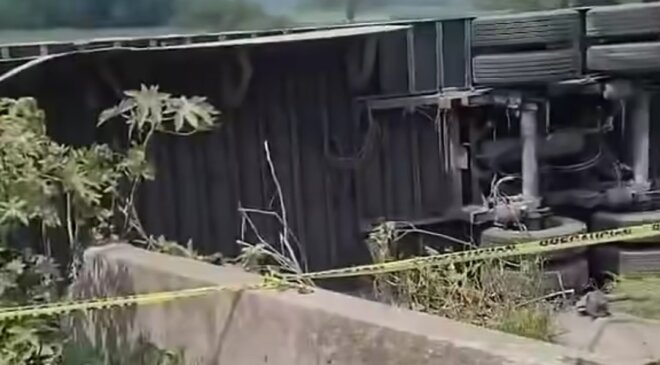 Autobús fue terriblemente impactado por un trailer cuando su conductor lo reparaba en el Arco Norte; el chofer murió