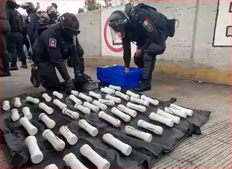 Hallan 59 artefactos explosivos caseros en autobús de Ayotzinapa; liberan paso tras revisión en caseta de Tlalpan