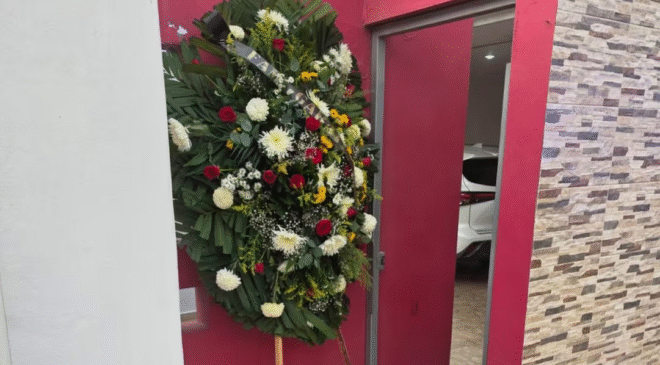 Dejan corona fúnebre frente a casa de Paola Gárate, diputada del PRI en Sinaloa; Fiscalía investiga el hecho