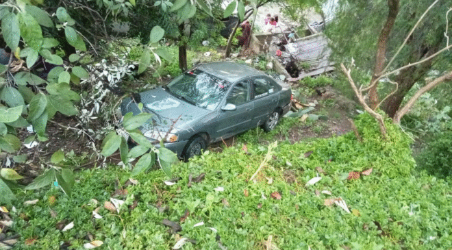 Vehículo salió estrepitosamente de la carretera en Tepeji y cayó a un barranco; el conductor resultó herido