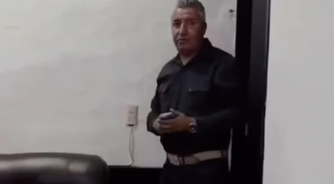 Alcalde de Villanueva es exhibido consumiendo alcohol en Sala de Cabildo; argumenta que fue por una tradición familiar