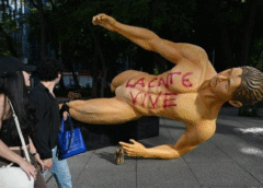 CNTE derriba estatuas del Mundial en Paseo de la Reforma