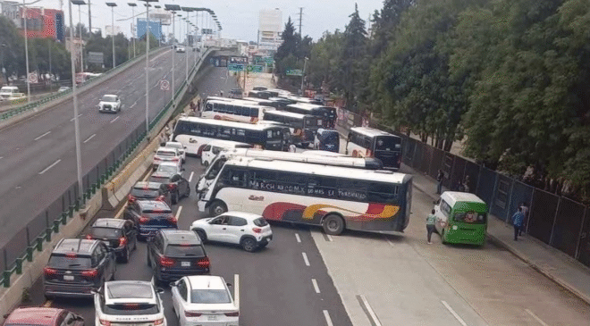 Transportistas de pasajeros bloquean Periférico norte; denuncian extorsión a choferes