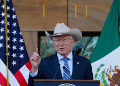 Ken Salazar acusa que AMLO teme lo que «El Mayo» Zambada pueda revelar; expone crisis migratoria y fallas de Biden en nuevo libro