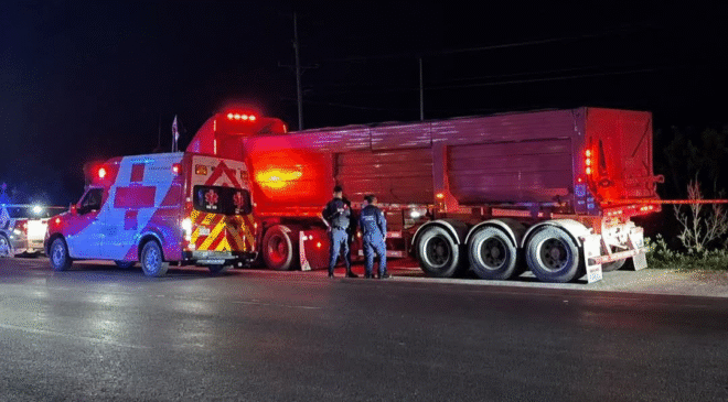 Chofer de tráiler fue encontrado sin vida en el interior de su unidad; ya se investigan las causas de la muerte