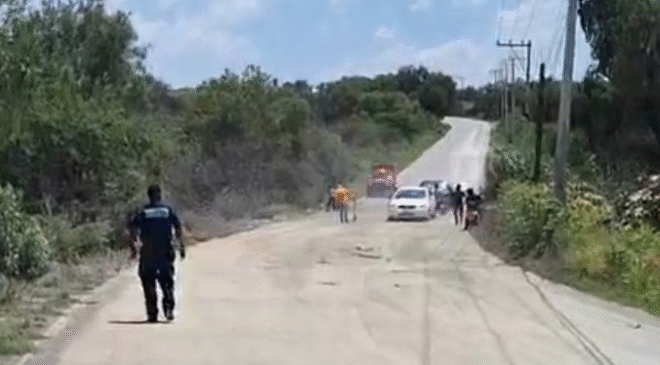 Estrepitoso choque de tráiler cargado con cemento, provocó que se regara gran parte de la carga en carretera de Atotonilco, pero el chófer huyó