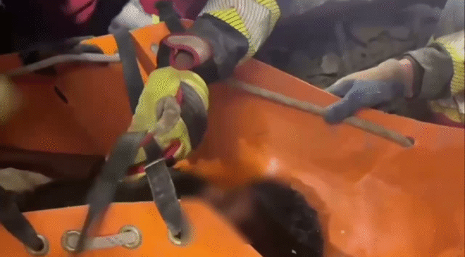 Ejército mexicano rescata con vida a un niño atrapado entre los escombros en Venezuela