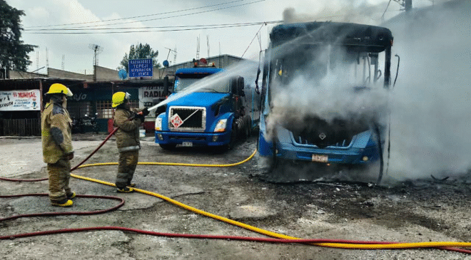 Autobús de la línea AMOSA se incendió en un taller en Tepeji y provocó daños en cables de energía eléctrica