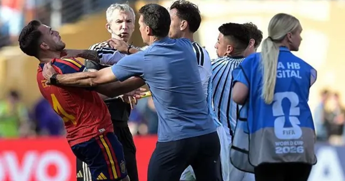 El seleccionador argentino, Lionel Scaloni, intenta intervenir cuando Leandro Paredes, de Argentina, se enfrenta al defensa español Eric García.