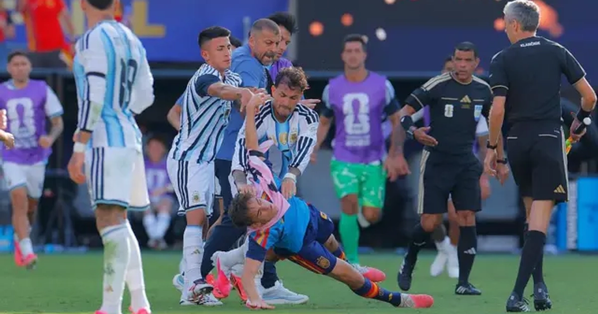Leandro Paredes y Thiago Almada obligan a Gavi a derribarlo.