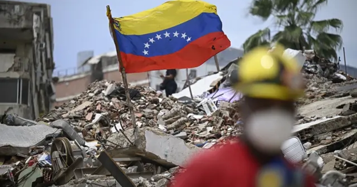 Pie de foto, La mayoría de los equipos internacionales que vinieron a ayudar ya se han marchado, dejando a la gente obligada a buscar a sus familiares por su cuenta.
