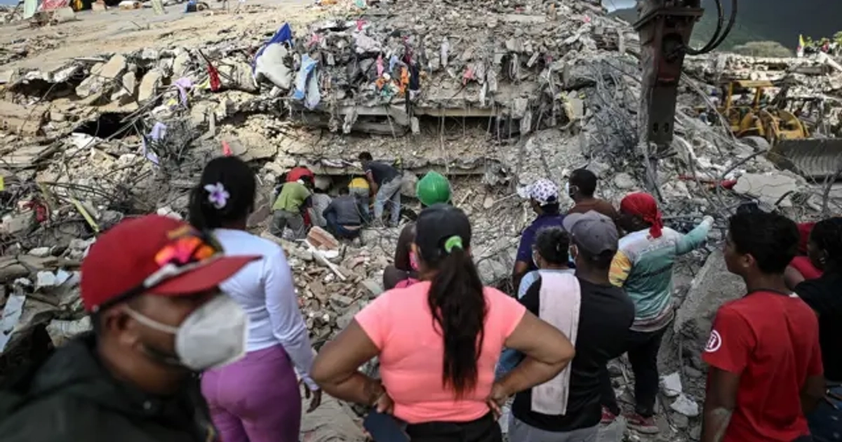 Pie de foto, Se ha confirmado la muerte de más de 5.300 personas en los terremotos, pero el gobierno no ha proporcionado una cifra oficial de los desaparecidos.