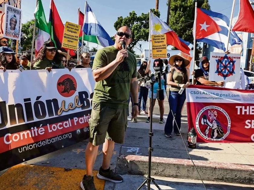 Activistas promigrantes al manifestarse ayer en Los Ángeles para exigir justicia por las muertes de Lorenzo Salgado Araujo y Joan Sebastián Guerrero. Foto: CHRIS TORRES/EFE