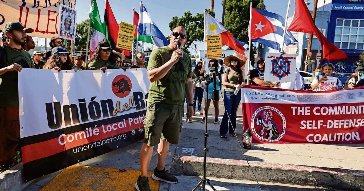 Activistas promigrantes al manifestarse ayer en Los Ángeles para exigir justicia por las muertes de Lorenzo Salgado Araujo y Joan Sebastián Guerrero. Foto: CHRIS TORRES/EFE