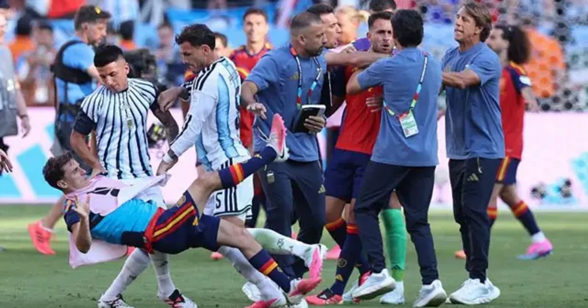 Leandro Paredes, de Argentina, empuja al suelo a Gavi, de España, lo que provoca una pelea.