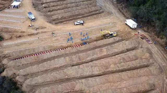 Cementerio de emergencia en Venezuela donde en una hilera sobre la que ponen ataudes.
