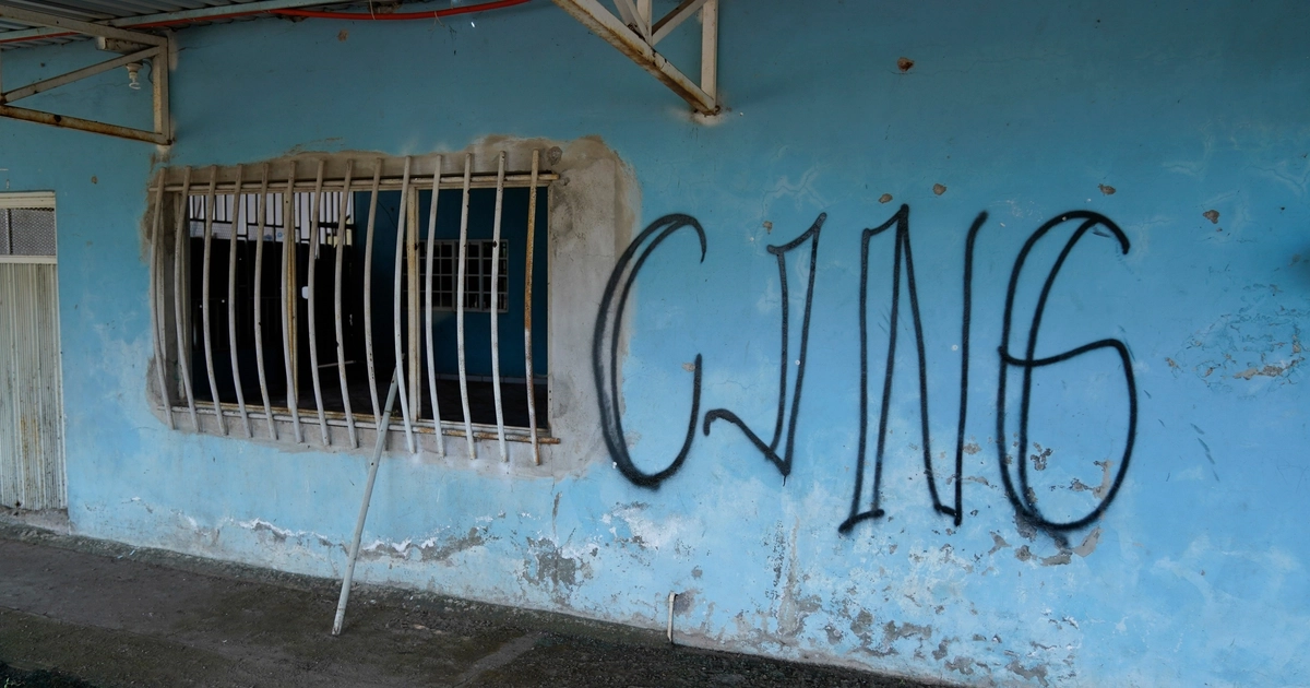 ARCHIVO - Las siglas “CJNG” del Cártel Jalisco Nueva Generación cubren la fachada de una casa abandonada en El Limoncito, Michoacán, México, el 30 de octubre de 2021. (Foto AP/Eduardo Verdugo, archivo)