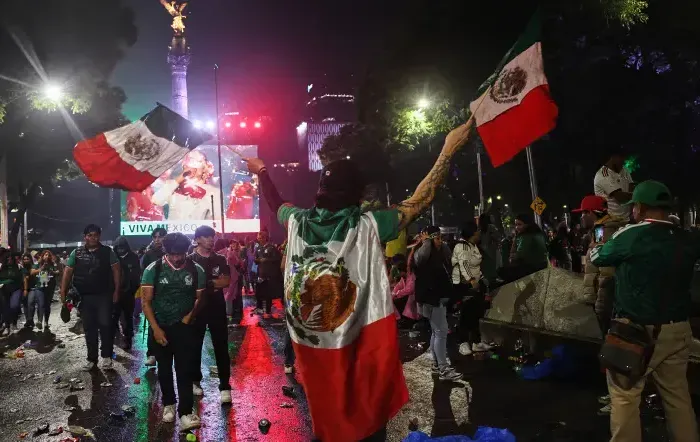 Festejos por el partido México vs. Inglaterra, en el Ángel de la Independencia, Ciudad de México. AFP