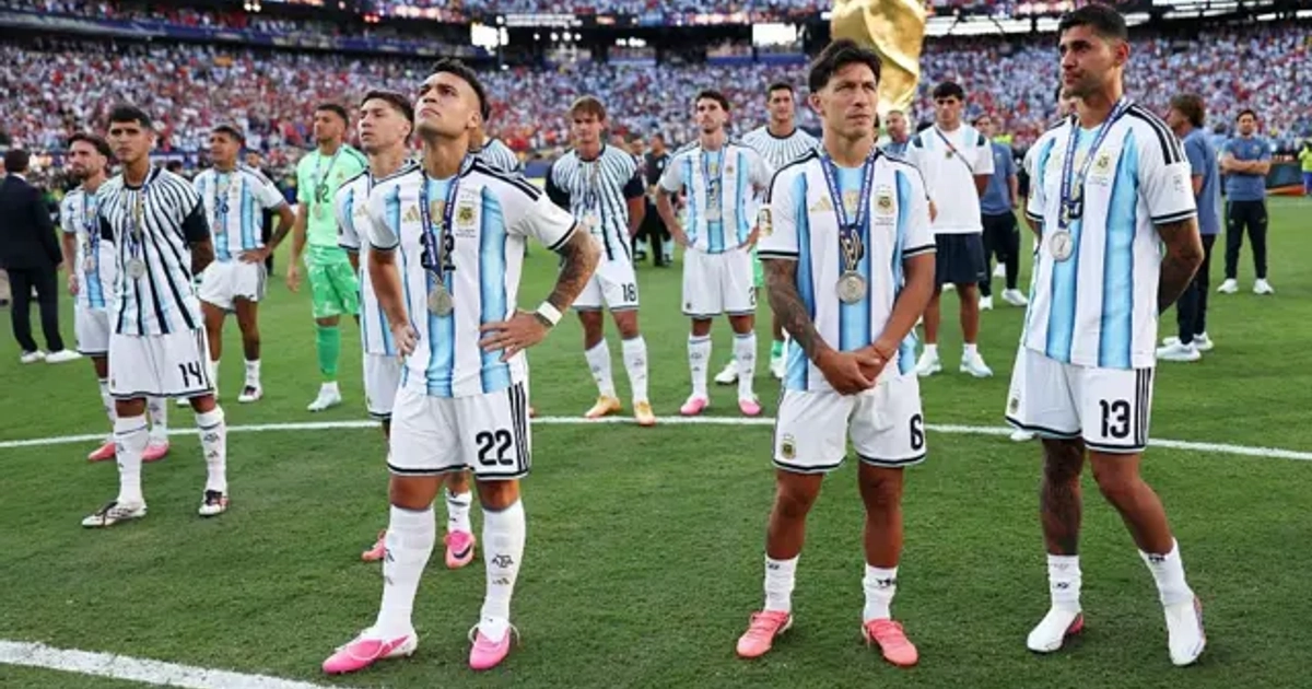 Los jugadores argentinos dieron la espalda a los españoles durante la ceremonia de entrega del trofeo de la Copa del Mundo.