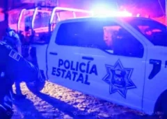 Ataque armado en un domicilio dejó dos muertos en Atitalaquia a y uno más herido; dos de ellos eran padre e hijo Ataque armado ocurrió en un domicilio donde los atacantes dispararon contra tres hombres, uno era el papá y el hijo. Dos de las víctimas murieron mientras que el otro está hospitalizado. Agentes de la Procuraduría de justicia del estado realizan la investigación sobre este ataque armado que unos sujetos desconocidos realizaron este jueves por la noche en un domicilio que se encuentra en la calle Puerto Vallarta, localidad de El Tablón, municipio de Atitalaquia. Los disparos de arma de fuego realizados por dichos sujetos, fueron reportados de manera anónima en el número de emergencias 911, activando a las diversas corporaciones de seguridad y personal de emergencias que lograron brindarle los primeros auxilios a las personas lesionadas y percatándose ahí que uno de ellos ya carecía de signos de vida. Uno de los lesionados tras haber sido encontrado con vida, fue trasladado a un hospital, sin embargo, mientras recibía la atención perdió la vida, trascendiendo que el tercero de los lesionados se encuentra aún recibiendo atención médica. El domicilio donde quedó una de las personas que no presentó signos de vida fue acordonado por el personal de seguridad que implementó un operativo para resguardar el lugar y para realizar la búsqueda de los agresores, sin lograr dar con ellos. Finalmente, el personal de la procuraduría al tener conocimiento de los dos hombres que perdieron la vida, uno en el lugar y otro más en un hospital, realizaron el levantamiento de los cadáveres que fueron ingresados al necrocomio donde el médico forense les practico la necropsia de ley y así determinar la causa de la muerte, asimismo, y hasta el momento se desconoce la causa que originó el ataque contra estas personas, trascendiendo que entre estos estuvo el papá y su hijo.