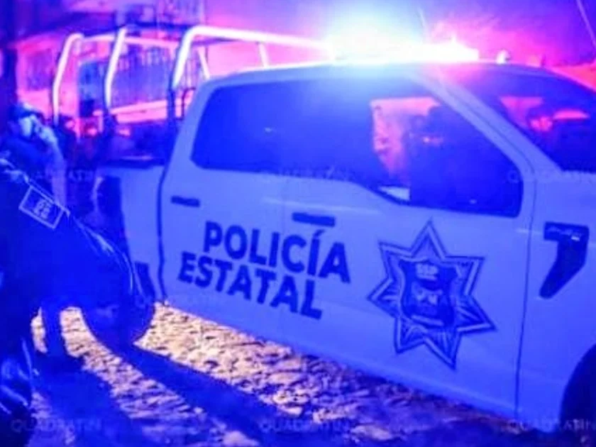 Ataque armado en un domicilio dejó dos muertos en Atitalaquia a y uno más herido; dos de ellos eran padre e hijo Ataque armado ocurrió en un domicilio donde los atacantes dispararon contra tres hombres, uno era el papá y el hijo. Dos de las víctimas murieron mientras que el otro está hospitalizado. Agentes de la Procuraduría de justicia del estado realizan la investigación sobre este ataque armado que unos sujetos desconocidos realizaron este jueves por la noche en un domicilio que se encuentra en la calle Puerto Vallarta, localidad de El Tablón, municipio de Atitalaquia. Los disparos de arma de fuego realizados por dichos sujetos, fueron reportados de manera anónima en el número de emergencias 911, activando a las diversas corporaciones de seguridad y personal de emergencias que lograron brindarle los primeros auxilios a las personas lesionadas y percatándose ahí que uno de ellos ya carecía de signos de vida. Uno de los lesionados tras haber sido encontrado con vida, fue trasladado a un hospital, sin embargo, mientras recibía la atención perdió la vida, trascendiendo que el tercero de los lesionados se encuentra aún recibiendo atención médica. El domicilio donde quedó una de las personas que no presentó signos de vida fue acordonado por el personal de seguridad que implementó un operativo para resguardar el lugar y para realizar la búsqueda de los agresores, sin lograr dar con ellos. Finalmente, el personal de la procuraduría al tener conocimiento de los dos hombres que perdieron la vida, uno en el lugar y otro más en un hospital, realizaron el levantamiento de los cadáveres que fueron ingresados al necrocomio donde el médico forense les practico la necropsia de ley y así determinar la causa de la muerte, asimismo, y hasta el momento se desconoce la causa que originó el ataque contra estas personas, trascendiendo que entre estos estuvo el papá y su hijo.