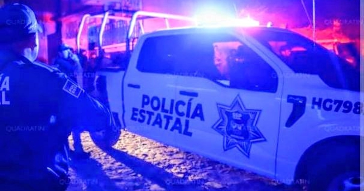 Ataque armado en un domicilio dejó dos muertos en Atitalaquia a y uno más herido; dos de ellos eran padre e hijo Ataque armado ocurrió en un domicilio donde los atacantes dispararon contra tres hombres, uno era el papá y el hijo. Dos de las víctimas murieron mientras que el otro está hospitalizado. Agentes de la Procuraduría de justicia del estado realizan la investigación sobre este ataque armado que unos sujetos desconocidos realizaron este jueves por la noche en un domicilio que se encuentra en la calle Puerto Vallarta, localidad de El Tablón, municipio de Atitalaquia. Los disparos de arma de fuego realizados por dichos sujetos, fueron reportados de manera anónima en el número de emergencias 911, activando a las diversas corporaciones de seguridad y personal de emergencias que lograron brindarle los primeros auxilios a las personas lesionadas y percatándose ahí que uno de ellos ya carecía de signos de vida. Uno de los lesionados tras haber sido encontrado con vida, fue trasladado a un hospital, sin embargo, mientras recibía la atención perdió la vida, trascendiendo que el tercero de los lesionados se encuentra aún recibiendo atención médica. El domicilio donde quedó una de las personas que no presentó signos de vida fue acordonado por el personal de seguridad que implementó un operativo para resguardar el lugar y para realizar la búsqueda de los agresores, sin lograr dar con ellos. Finalmente, el personal de la procuraduría al tener conocimiento de los dos hombres que perdieron la vida, uno en el lugar y otro más en un hospital, realizaron el levantamiento de los cadáveres que fueron ingresados al necrocomio donde el médico forense les practico la necropsia de ley y así determinar la causa de la muerte, asimismo, y hasta el momento se desconoce la causa que originó el ataque contra estas personas, trascendiendo que entre estos estuvo el papá y su hijo.