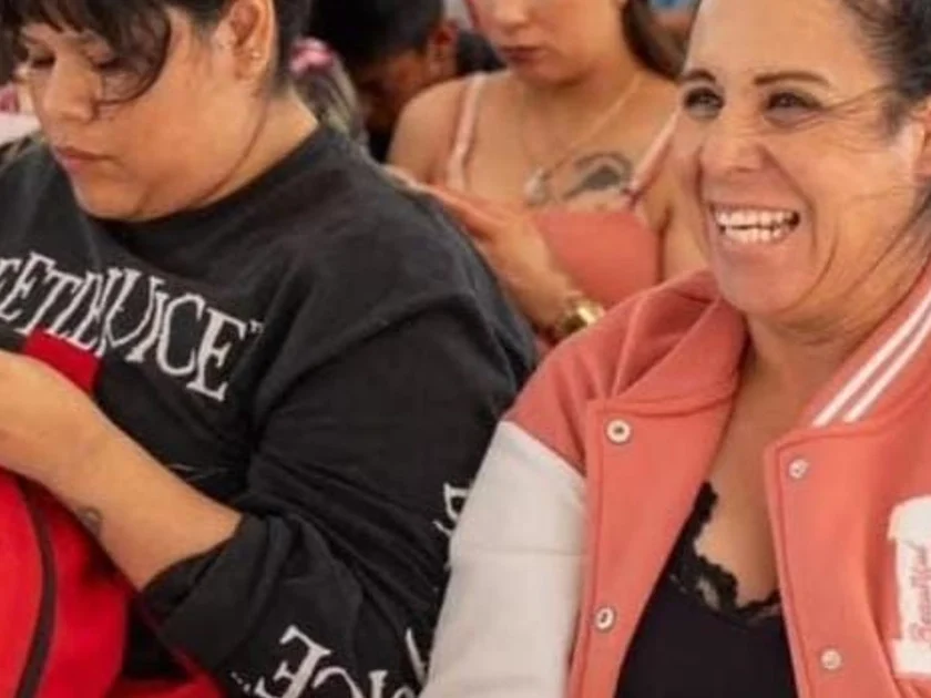 Mañana Empieza Registro el Apoyo Mujeres Bienestar 18 a 59 Años en Baja California; serán $2,600.00 cada bimestre y se irán agregando otras 3ntidades El registro al apoyo para mujeres de 18 a 59 años inicia este lunes 27 de julio 2026, Miles de mujeres van a tener lo posibilidad de recibir 2,600 pesos cada bimestre. La espera llegó a su fin, ese lunes empieza el registro al apoyo Bienestar de 2,600 pesos para mujeres de 18 a 59 años de edad, primero en Baja California ,y si quieres saber si puedes obtenerlo, acá te damos todos los detalles, desde la lista de módulos que van a estar abiertos para hacer el trámite y cómo hacer la inscripción al programa sociales en los días que quedan del mes de julio 2026. El primer paso antes de hacer tu solicitud es saber si cumples con lo necesario. El programa que va a tener recepción de solicitudes a partir de este lunes 27 de julio es la Tarjeta Violeta Bienestar, con registro para todas las mujeres de 18 a 59 años que vivan en el estado de Baja California. Cómo asegurar el apoyo de 2,600 pesos para mujeres de 18 a 59 años? Para hacer una correcta inscripción al apoyo Bienestar mujeres de 18 a 59 años en julio, las aspirantes deben llevar a su módulo más cercano los siguientes documentos en original y copia: Identificación oficial vigente. CURP de la aspirante. Tener un ingreso menor a los 15 mil pesos mensuales. Comprobante de domicilio (no mayor a tres meses). Acta de nacimiento de los dependientes económicos. Comprobante de estudios de los dependiente económicos menores de 21 años (constancia, boleta, recibo de inscripción).
