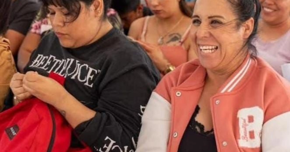 Mañana Empieza Registro el Apoyo Mujeres Bienestar 18 a 59 Años en Baja California; serán $2,600.00 cada bimestre y se irán agregando otras 3ntidades El registro al apoyo para mujeres de 18 a 59 años inicia este lunes 27 de julio 2026, Miles de mujeres van a tener lo posibilidad de recibir 2,600 pesos cada bimestre. La espera llegó a su fin, ese lunes empieza el registro al apoyo Bienestar de 2,600 pesos para mujeres de 18 a 59 años de edad, primero en Baja California ,y si quieres saber si puedes obtenerlo, acá te damos todos los detalles, desde la lista de módulos que van a estar abiertos para hacer el trámite y cómo hacer la inscripción al programa sociales en los días que quedan del mes de julio 2026. El primer paso antes de hacer tu solicitud es saber si cumples con lo necesario. El programa que va a tener recepción de solicitudes a partir de este lunes 27 de julio es la Tarjeta Violeta Bienestar, con registro para todas las mujeres de 18 a 59 años que vivan en el estado de Baja California. Cómo asegurar el apoyo de 2,600 pesos para mujeres de 18 a 59 años? Para hacer una correcta inscripción al apoyo Bienestar mujeres de 18 a 59 años en julio, las aspirantes deben llevar a su módulo más cercano los siguientes documentos en original y copia: Identificación oficial vigente. CURP de la aspirante. Tener un ingreso menor a los 15 mil pesos mensuales. Comprobante de domicilio (no mayor a tres meses). Acta de nacimiento de los dependientes económicos. Comprobante de estudios de los dependiente económicos menores de 21 años (constancia, boleta, recibo de inscripción).