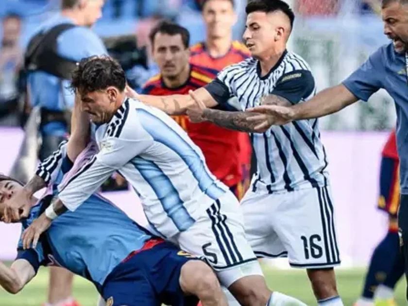 El argentino Leandro Paredes (5) reacciona de forma violenta contra el español Gavi (9) tras la final de la Copa Mundial de la FIFA 2026.