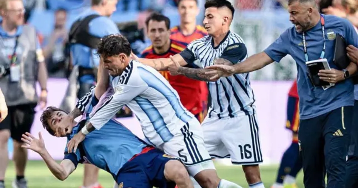 El argentino Leandro Paredes (5) reacciona de forma violenta contra el español Gavi (9) tras la final de la Copa Mundial de la FIFA 2026.