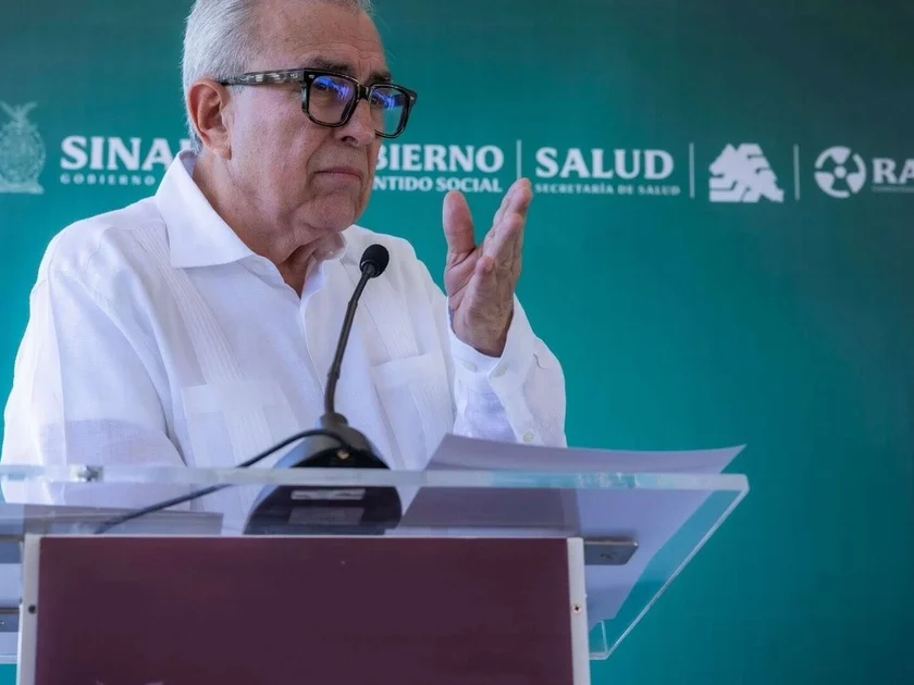 Rubén Rocha Moya, gobernador con licencia de Sinaloa, en tribuna con el fondo verde