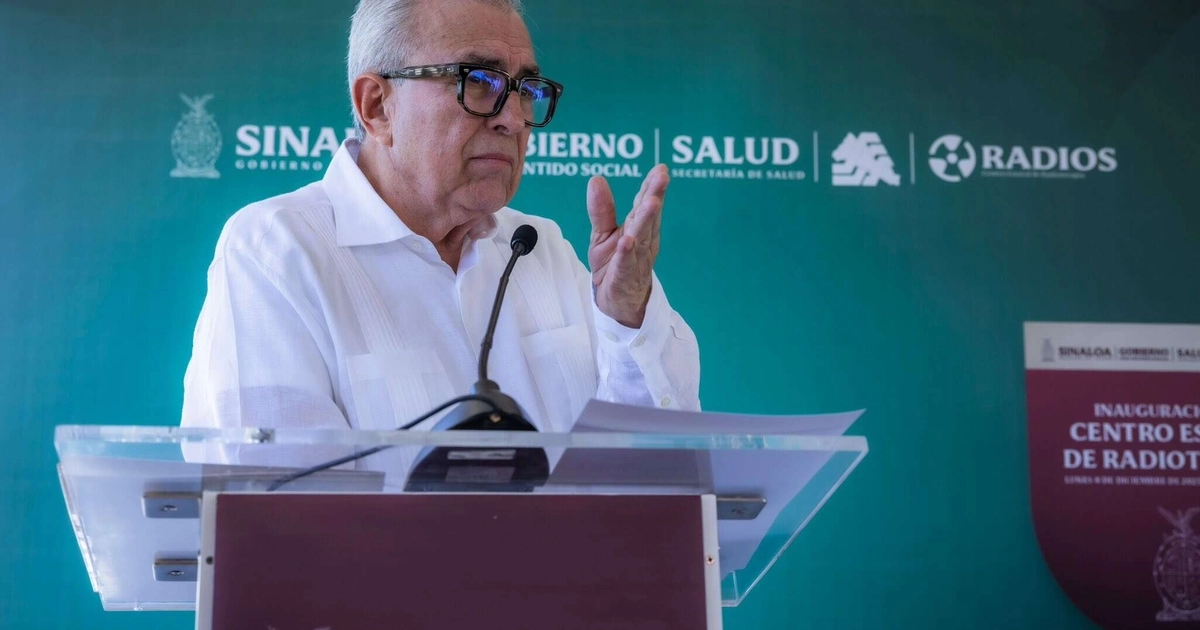 Rubén Rocha Moya, gobernador con licencia de Sinaloa, en tribuna con el fondo verde