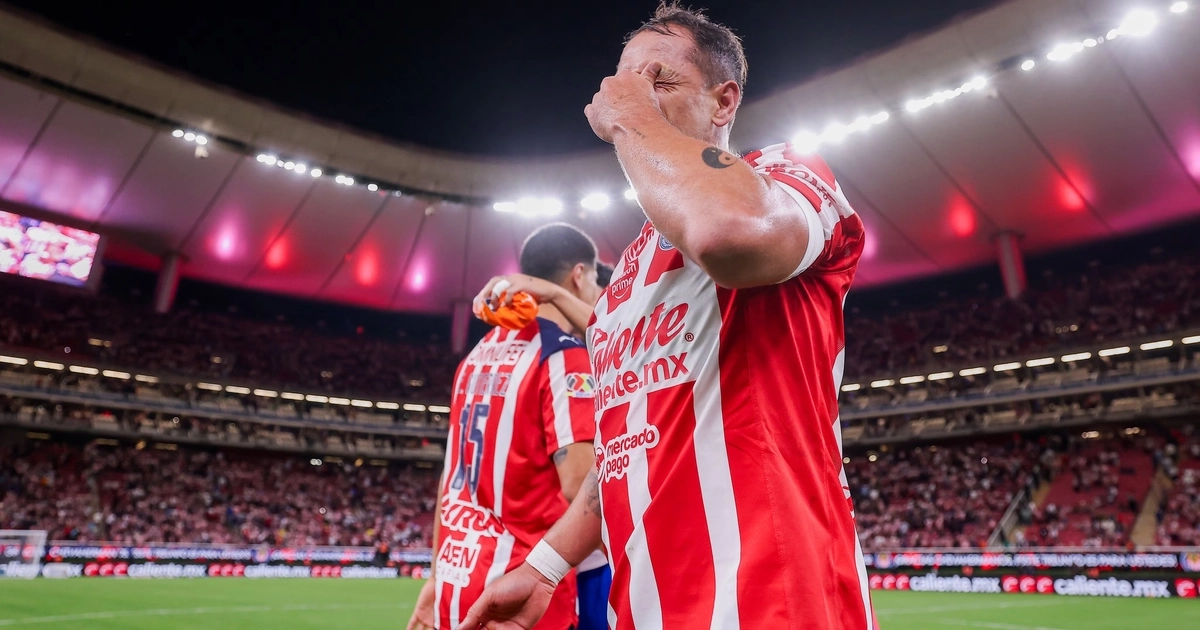 Chicharito rompió en un juego de la Liga MX. Crédito: X/ @Chivas