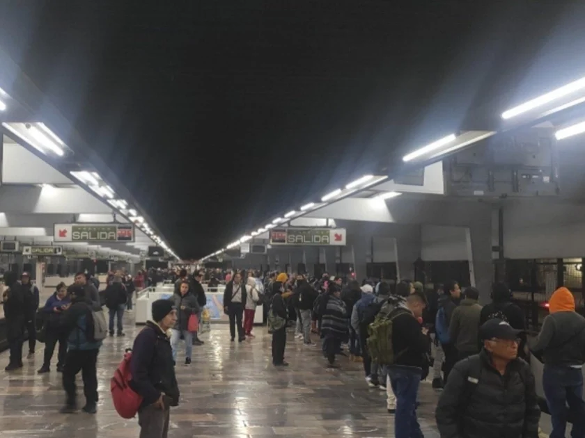 En el Metro Indios Verdes de la Ciudad de México un hombre aventó a las vías su pareja quien por fortuna nomurió arrollada por el convoy, él fue detenido y tendría antecendetes penales Foto: Metro CDMX