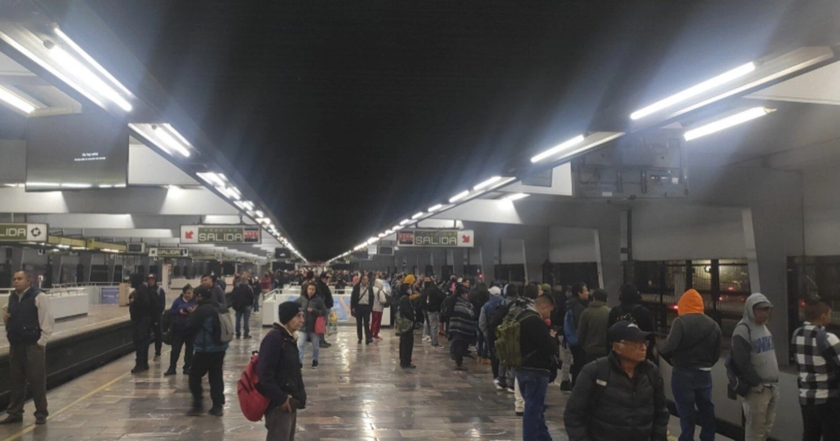 En el Metro Indios Verdes de la Ciudad de México un hombre aventó a las vías su pareja quien por fortuna nomurió arrollada por el convoy, él fue detenido y tendría antecendetes penales Foto: Metro CDMX