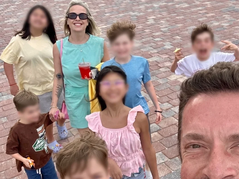Un padre de 47 años mató a tiros a su esposa y sus seis hijos en Grand Haven Township, incendió la vivienda en varios puntos y se suicidó. Las autopsias confirmaron ocho muertes por heridas de bala (Imagen Ilustrativa Infobae)