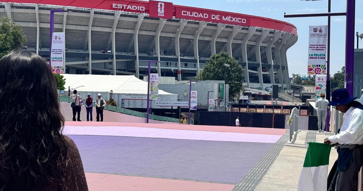 La iniciativa del hombre con su bandera mexicana se ha convertido en uno de los relatos más comentados en la reapertura del Estadio Ciudad de México tras el Mundial 2026. (Foto: Raúl A. González/Infobae México)