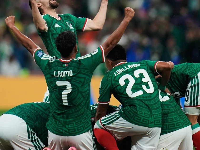 Los jugadores de México festejan su segundo gol en la victoria 2-0 ante Ecuador en los 16vos de final del Mundial, el martes 30 de junio de 2026, en la Ciudad de México. (AP Foto/Ricardo Mazalán)