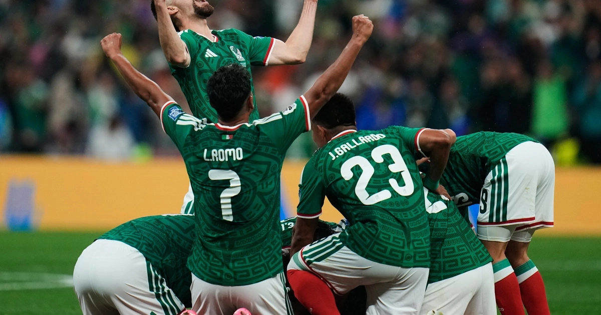 Los jugadores de México festejan su segundo gol en la victoria 2-0 ante Ecuador en los 16vos de final del Mundial, el martes 30 de junio de 2026, en la Ciudad de México. (AP Foto/Ricardo Mazalán)