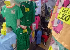 Comerciantes rematan playeras de la Selección Mexicana; en días pasados, los precios subieron hasta 4 veces