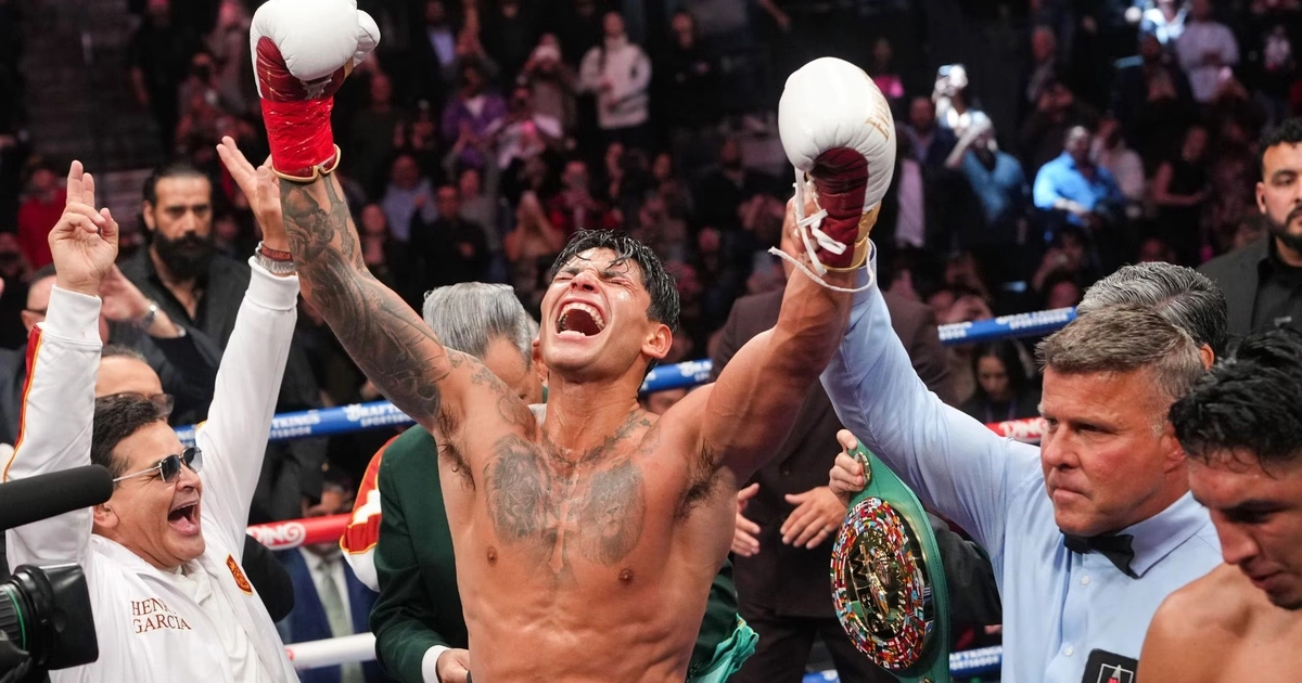 Ryan García festeja su victoria sobre Mario Barrios para conquistar el título welter del Consejo Mundial de Boxeo el 21 de febrero de 2026 en Las Vegas. ((AP Foto/Lucas Peltier))