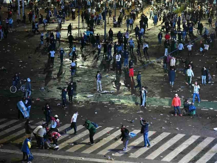 Los aficionados argentinos se enfrentan a la policía antidisturbios, que se protege de la multitud, en el Obelisco tras la derrota de Argentina ante España en la final del Mundial de fútbol de la FIFA, disputada en Buenos Aires. (19/07/26) Foto: AFP