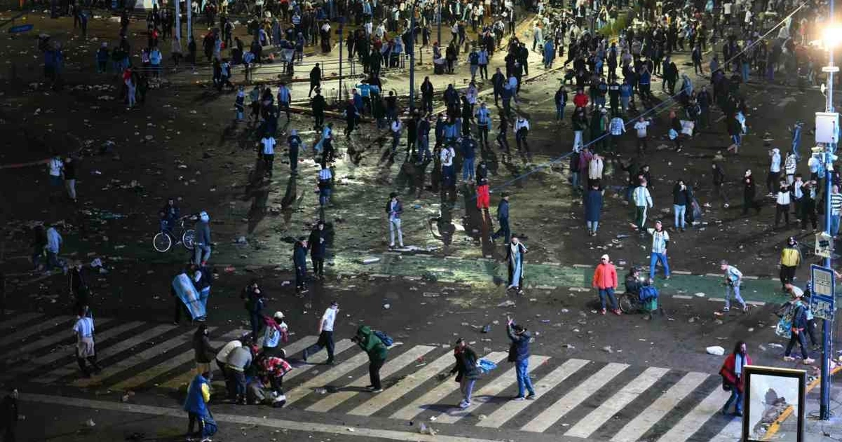 Los aficionados argentinos se enfrentan a la policía antidisturbios, que se protege de la multitud, en el Obelisco tras la derrota de Argentina ante España en la final del Mundial de fútbol de la FIFA, disputada en Buenos Aires. (19/07/26) Foto: AFP
