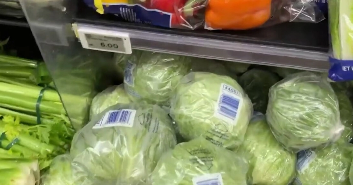 Variedad de lechugas empaquetadas y manojos de apio se exhiben en la sección de productos frescos de un supermercado, en el contexto de la rectificación de la FDA sobre el brote de Cyclospora. ( CBS Mornings/Taylor Farms)