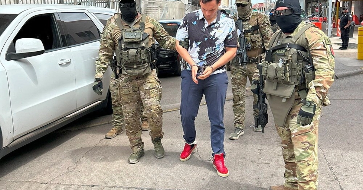 U.S. Immigration and Customs Enforcement (ICE) officers escort Mexican boxer Julio Cesar Chavez Jr as he is deported through Arizona's Nogales Port of Entry, U.S., in this picture released August 21, 2025. ICE/Handout via REUTERS THIS IMAGE HAS BEEN SUPPLIED BY A THIRD PARTY. MANDATORY CREDIT. NO RESALES. NO ARCHIVES