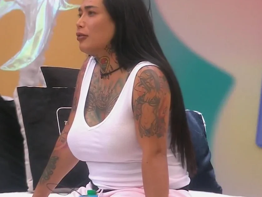 Karina Torres compartió su proceso de transición con sus compañeros dentro de la casa (Captura de pantalla )
