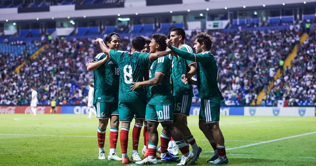 Seis jugadores de fútbol visten uniformes verdes con detalles blancos y rojos, se abrazan en un campo de césped. Gradas con público al fondo. (Imagen Ilustrativa Infobae)